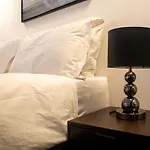 Four Seasons - Stunning Apartment In The Heart Of Town!